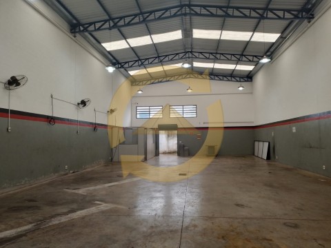 ALUGA -SE SALÃO COM OFICINA MECÂNICA COMPLETA ALTO DO IPIRANGA